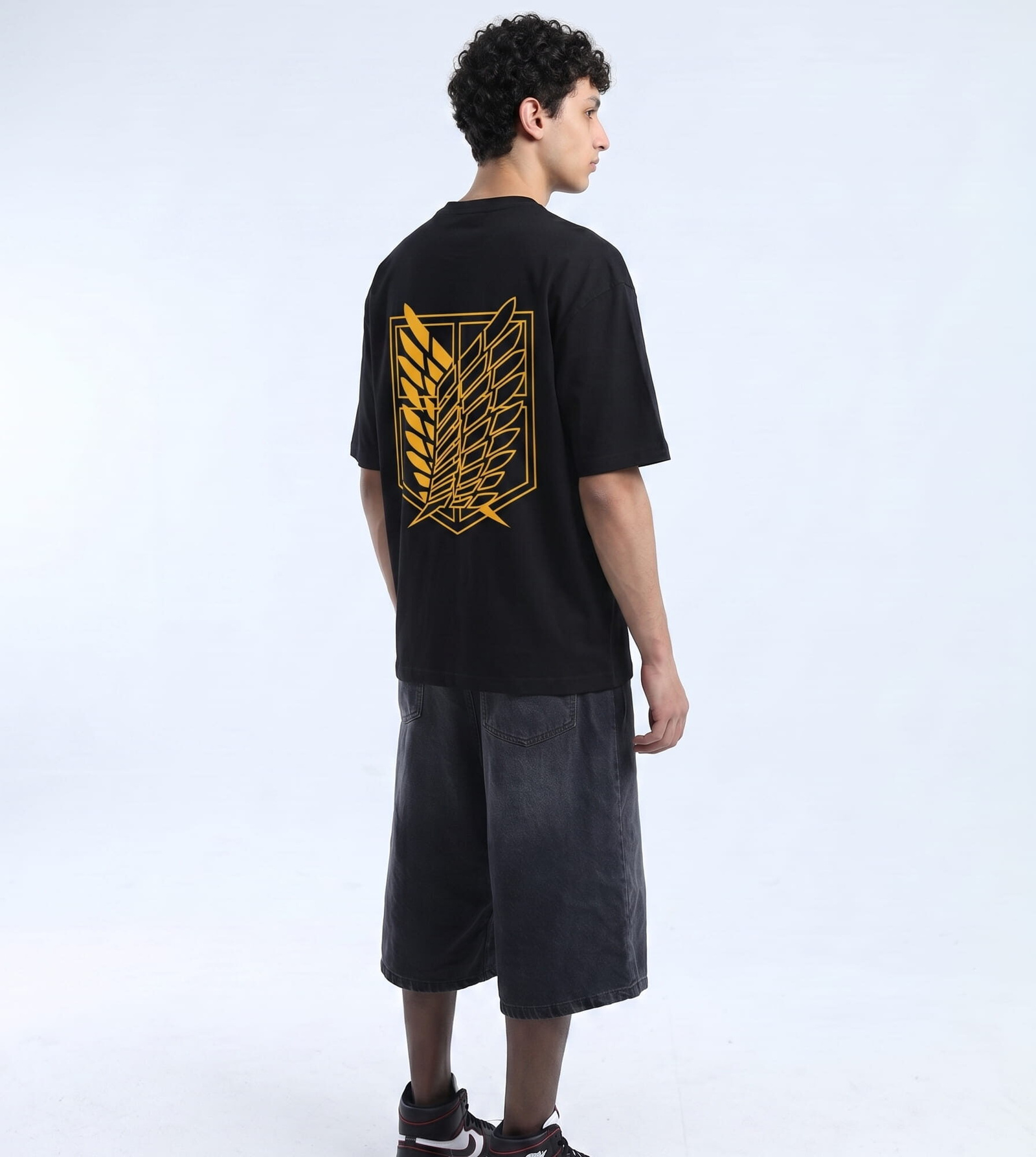 Levi t-shirt / AOT